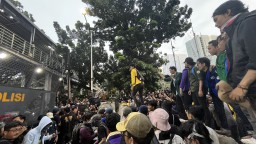 Baca juga : Ini 4 Tuntutan Massa Aksi 'Indonesia Gelap' di Surabaya Hari Ini