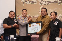 Baca juga : Kapolresta Banyuwangi Terima Penghargaan IJTI