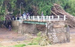 Baca juga : Banjir Probolinggo Putus 3 Jembatan, Rusak 7 Rumah