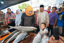 Baca juga : Ajak Cucu ke Pasar Bandeng Gresik, Gubernur Khofifah Kenalkan Tradisi Sejak Dini