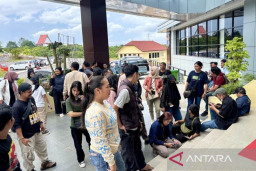 Baca juga : Keluarga Minta TNI-AL Terbuka soal Autopsi Jenazah Wartawan Kalsel