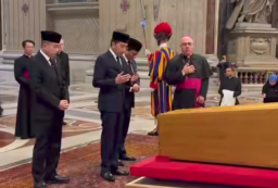 Baca juga : Momen Jokowi Berdoa di Depan Peti Jenazah Paus Fransiskus