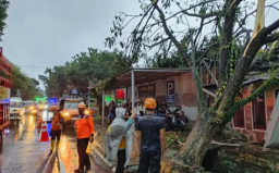 Baca juga : Jember Diterjang Angin Kencang, Rumah dan Kantor Koramil Rusak