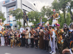 Baca juga : Parade Surabaya Vaganza 2025 Dimeriahkan Warna-warni Mobil Hias