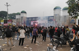 Baca juga : Polisi Mulai Bubarkan Massa Buruh di Senayan