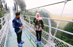 Khofifah Optimistis Jembatan Kaca Seruni Point Bromo Perkuat Pariwisata Jatim