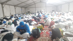 Berita Foto: Jemaah Haji Indonesia Embarkasi Surabaya Kelelahan Usai Wukuf di Arafah
