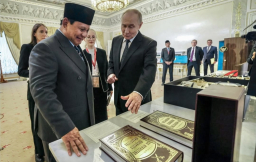 Baca juga : Presiden Prabowo dan Putin Tukar Cendera Mata: Patung Garuda sampai Pedang Perwira