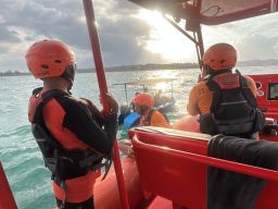 Longboat Mati Mesin, Tim SAR Evakuasi 4 Orang di Perairan Masceti