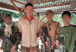 Baca juga : Kontroversi Desainer Arnold Putra Diduga Dipenjara Junta Militer Myanmar