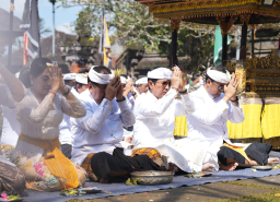Baca juga : Bhakti Penganyar di Pura Mandhara Giri Semeru Agung, Pemkab Badung Mepunia Rp100 Juta