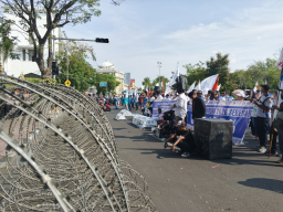 Baca juga : Buruh Tiba di Kantor Gubernur Jawa Timur Sampaikan Aspirasinya