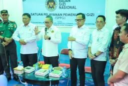 Baca juga : Sekda Adhy Karyono Dampingi Menko Pangan Tinjau SPPG di Wonocolo, Pengawasan dan Penyajian Bahan Makanan Layak Konsumsi