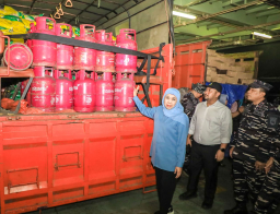 Baca juga : Gubernur Khofifah Kirimkan Bantuan Logistik ke Pulau Bawean dengan KRI Surabaya 591