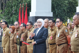 Baca juga : Apel Bersama ASN Pemprov Jatim, Gubernur Khofifah Serahkan Bantuan untuk ASN Terdampak Kebakaran Gedung Negara Grahadi