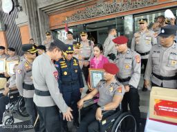 Baca juga : Kenaikan Pangkat Luar Biasa dan Penghargaan Kapolda Bali untuk 13 Personelnya