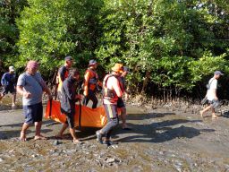Baca juga : Pindahkan Jukung saat Malam Hari, 1 Orang Terseret Arus Pantai Kelan