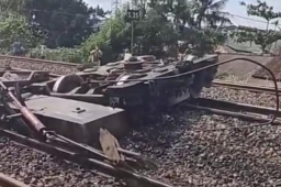 Baca juga : Kereta Api Purwojaya Anjlok di Bekasi, Roda sampai Lepas dari Dua Gerbong