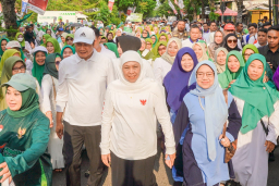 Baca juga : Gubernur Khofifah Hadiri Jalan Sehat Hari Santri 2025 Bersama Ribuan Masyarakat Lamongan, Pesankan Nilai Juang Santri ba