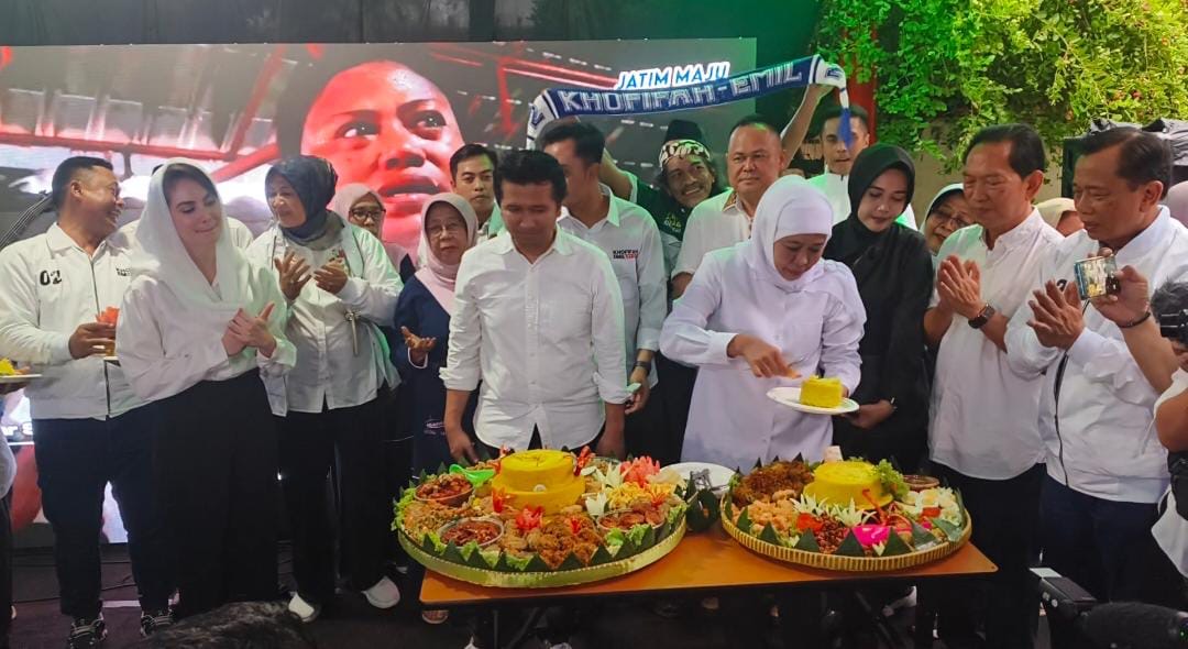 Khofifah dan Emil Rayakan Kelancaran Pilkada Jatim 2024 dengan Pemotongan Tumpeng