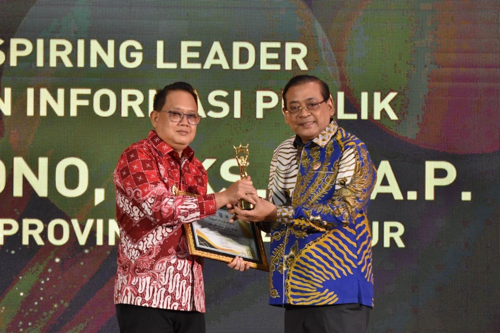 Malam Anugerah KI Awards 2024, Pj. Gubernur Jawa Timur Raih Penghargaan Most Inspiring Leader