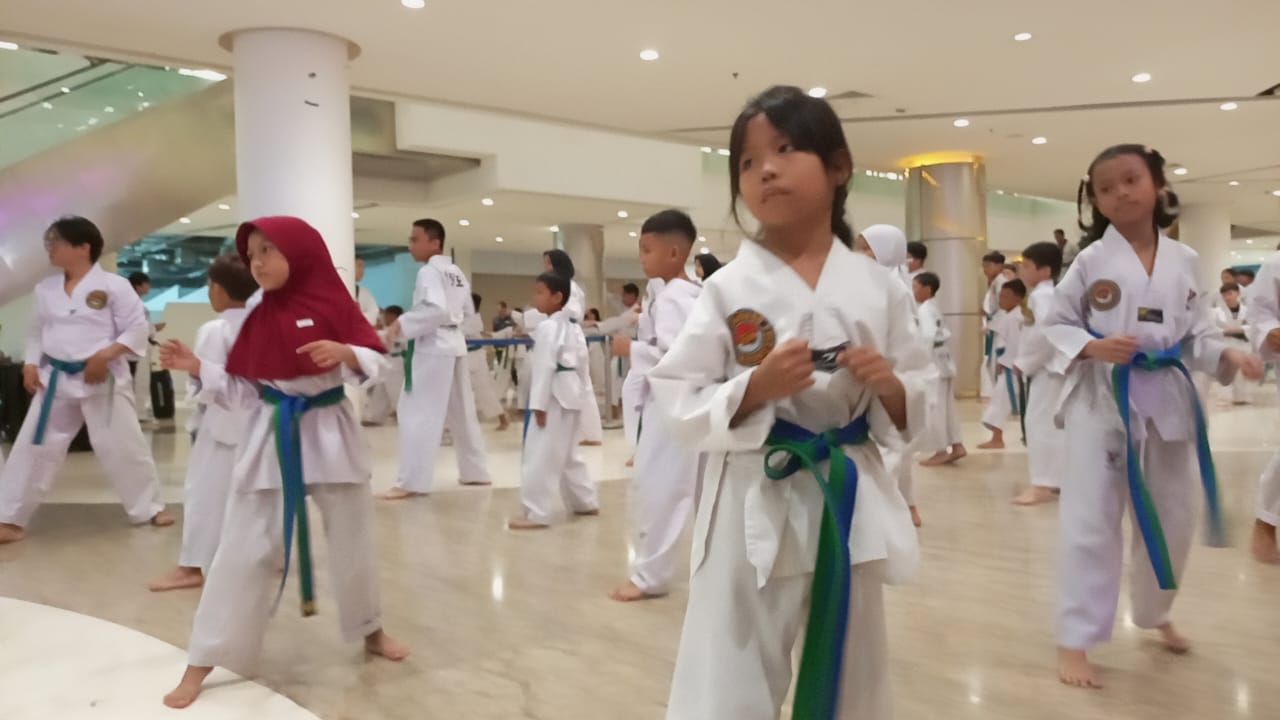 Gelaran Ujian Kenaikan Tingkat Taekwondo di Surabaya Berlangsung Meriah di Marvell City Mall