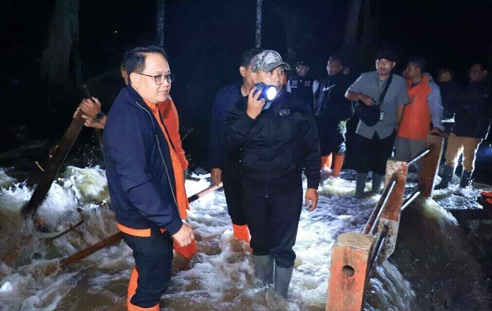 Pj Gubernur Jatim Gerak Cepat Tinjau Banjir Bandang di Bondowoso, PastikanPenanganan Berlangsung Cepat dan Tepat