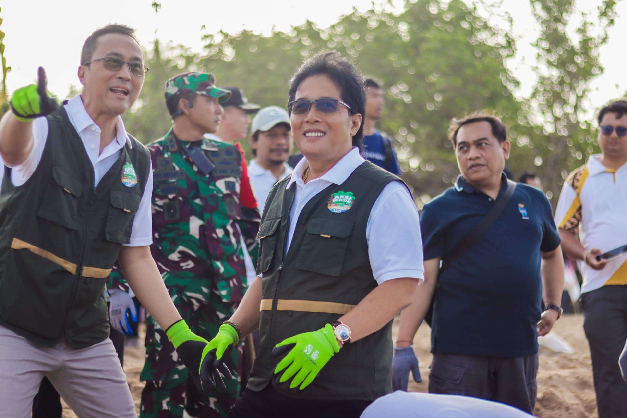 Bupati Giri Prasta Hadiri Aksi Bersih-Bersih Sampah di Pantai Kedonganan