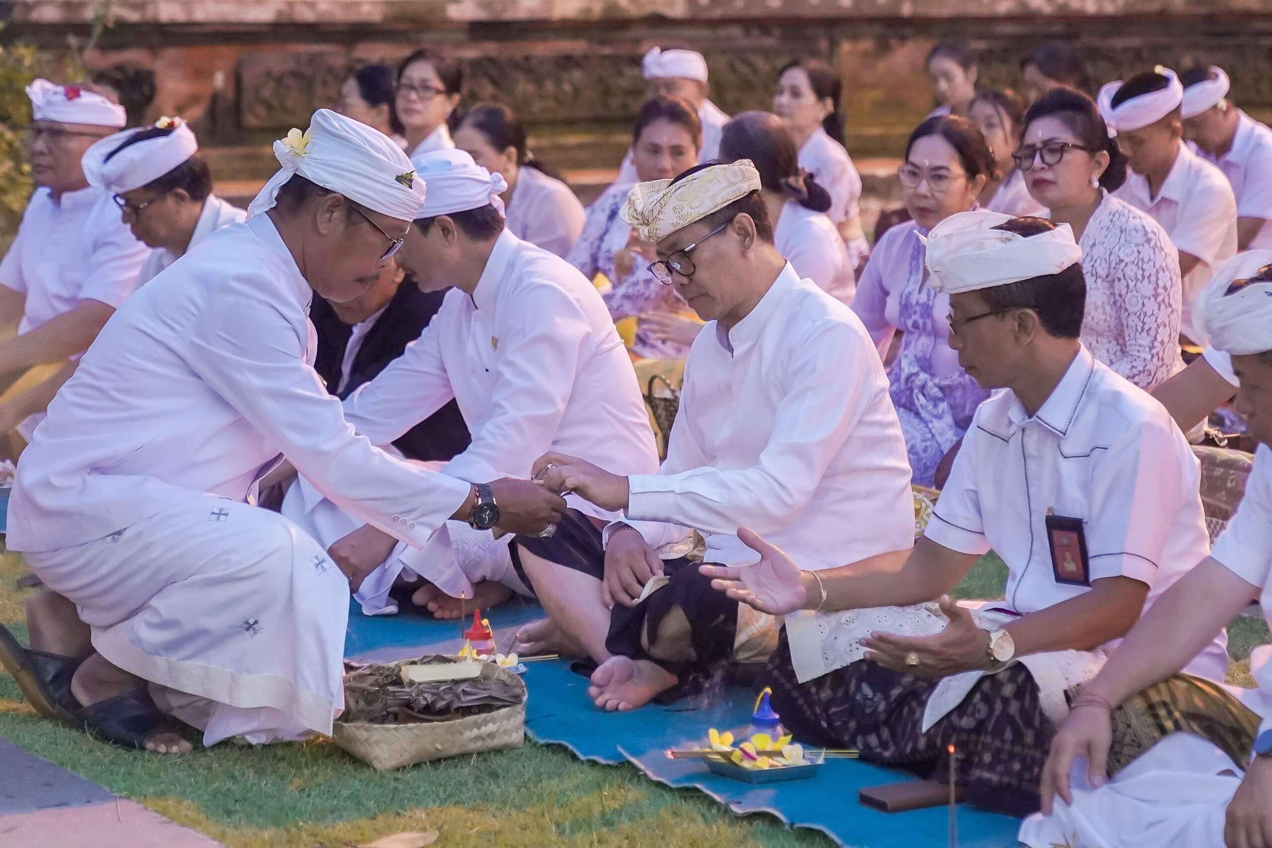 Wabup Suiasa Hadiri Persembahyangan Siwaratri di Puspem Badung