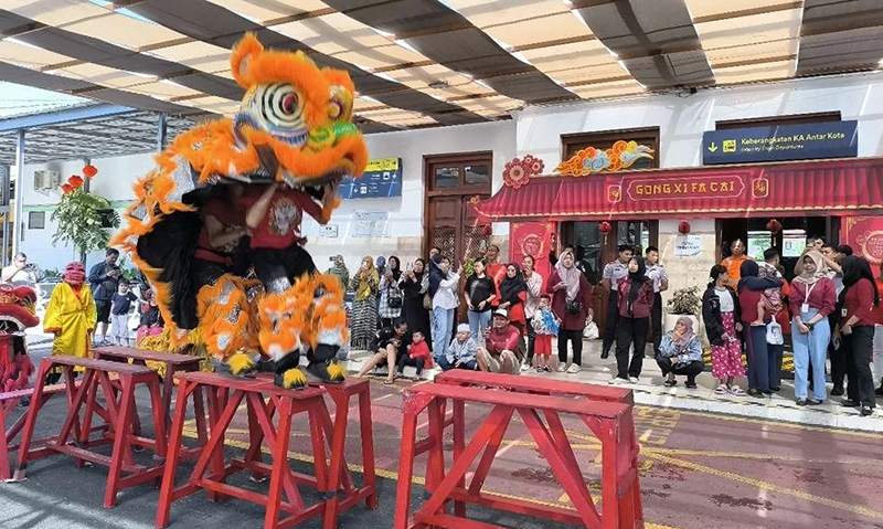 KAI Daop 9 Jember Beri Diskon 50% dan Gelar Barongsai