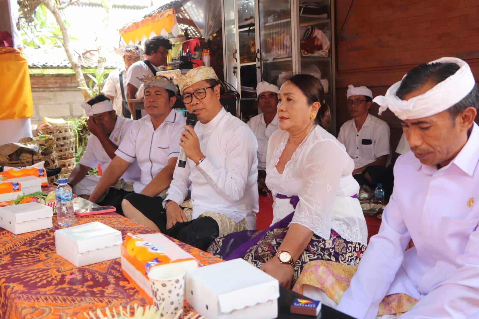 Wabup Suiasa Hadiri Karya Ngenteg Linggih Pura Taman Suci Darmasaba