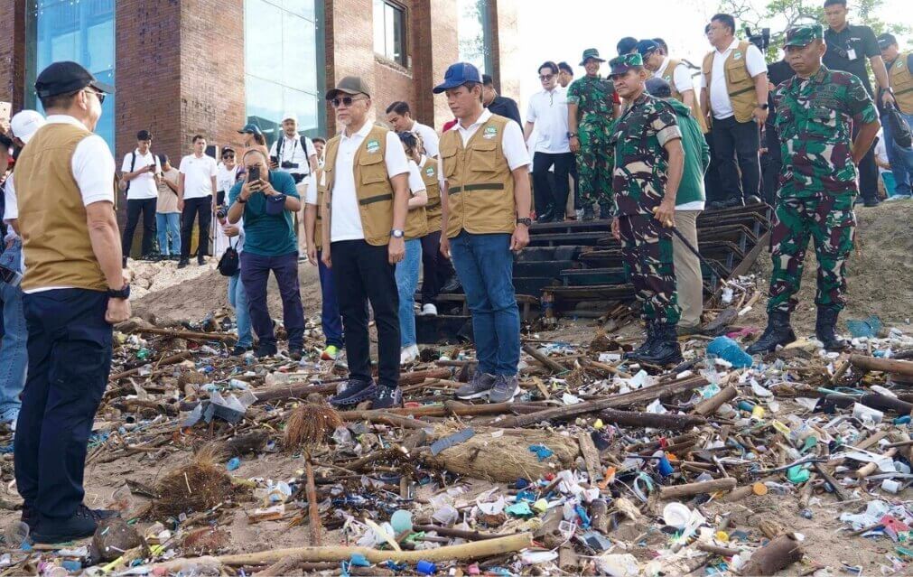 Pangdam Zamroni Pimpin Prajurit Udayana Bersihkan Pantai Kuta