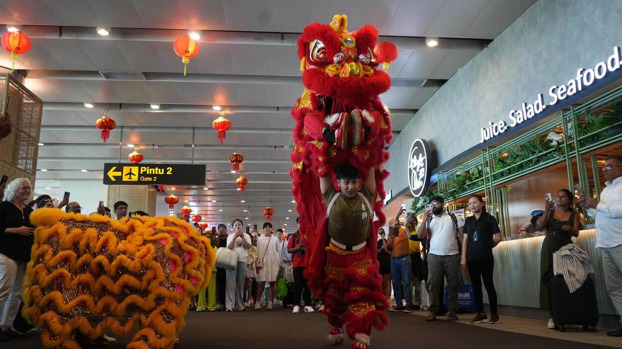 Rayakan Tahun Baru Imlek 2576, Bandara I Gusti Ngurah Rai Sajikan Parade Barongsai