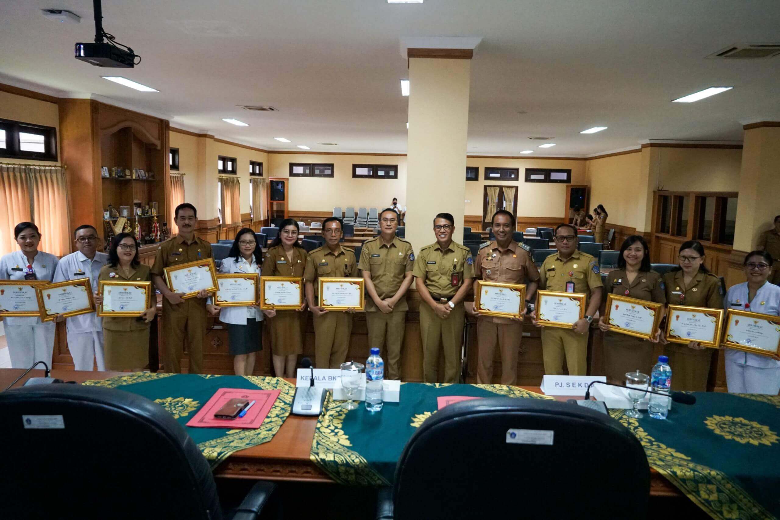 Pj. Sekda Badung Serahkan Penghargaan Kepada PNS Berprestasi Tahun 2024