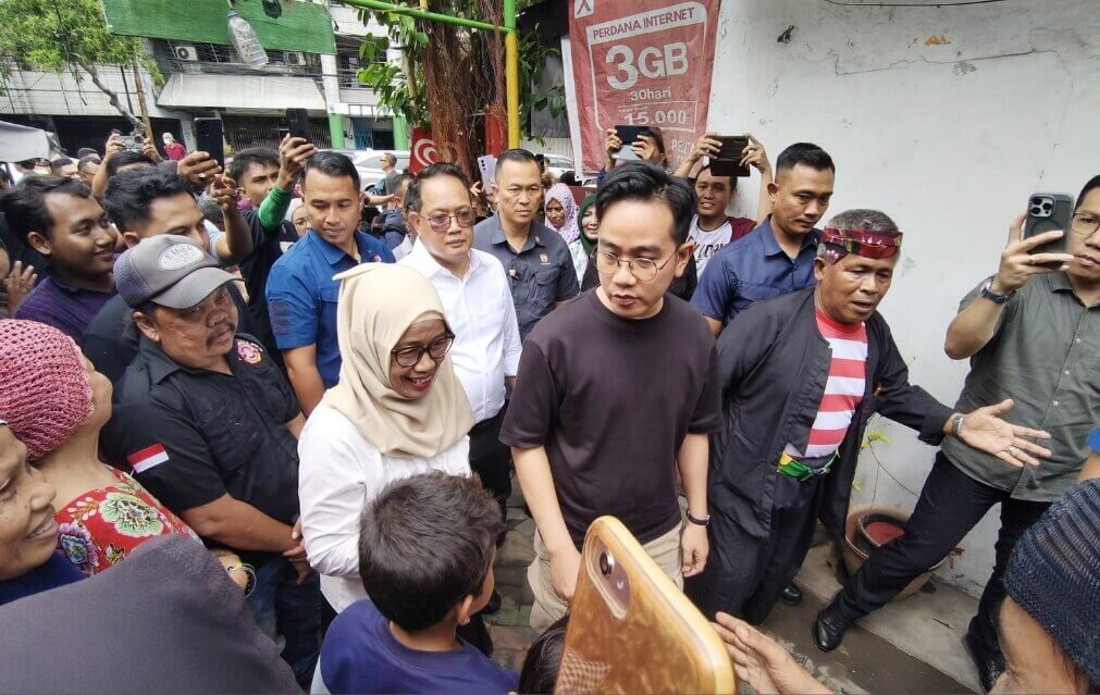 Dampingi Wapres Gibran Berbagi Buku dan Susu di Kapasan, Pj. Gubernur Adhy Pastikan Asta Cita di Jatim Berjalan Lancar