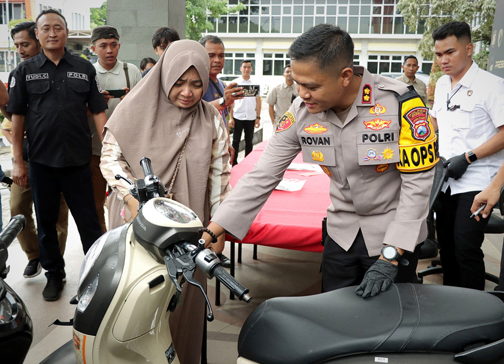 Polres Gresik Serahkan Motor Ibu Rumah Tangga Yang Dicuri