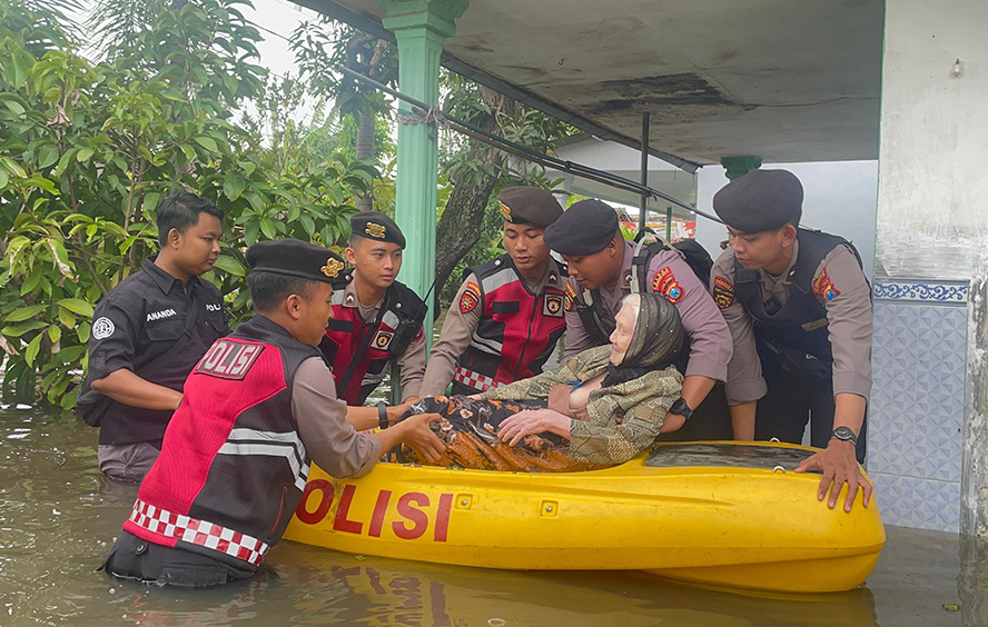 Polres Pasuruan Kota Evakuasi Warga Rejosolor Terdampak Banjir
