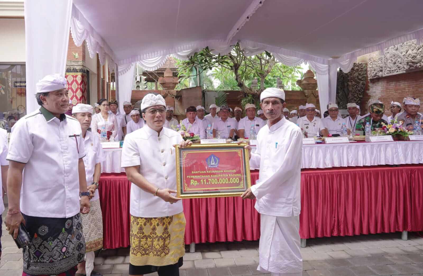 Bupati Nyoman Giri Prasta Resmikan Kantor Perbekel Sibanggede