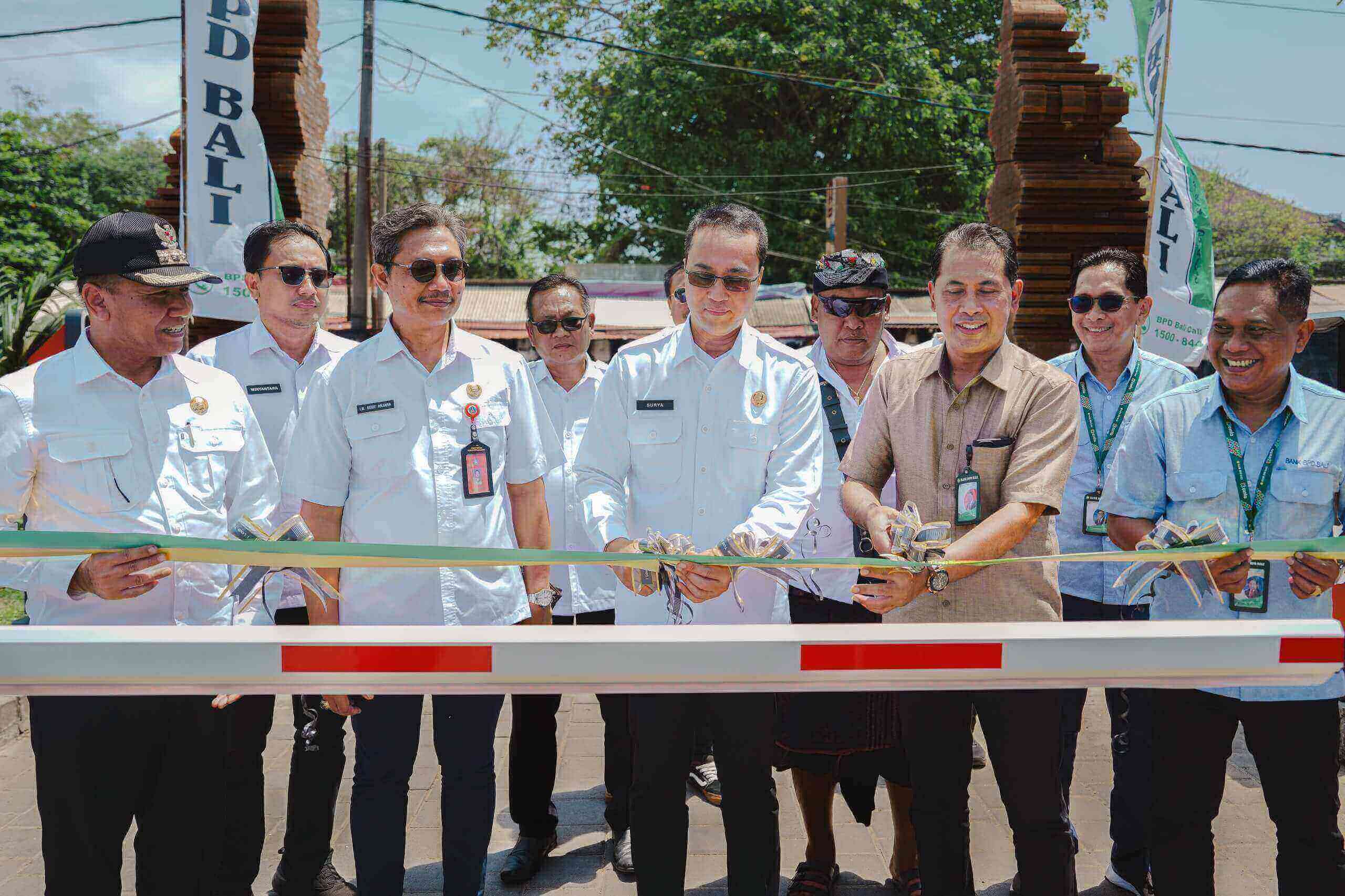 Pj. Sekda Resmikan Operasional Sistem Parkir Non Tunai di Areal Parkir Pantai Kuta
