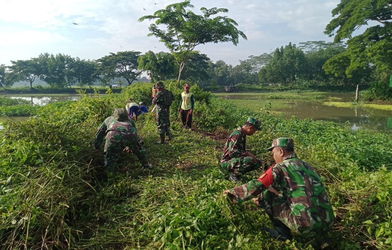 TNI AD Menyatu dengan Alam, Sasar Embung Desa Semarum di Trenggalek