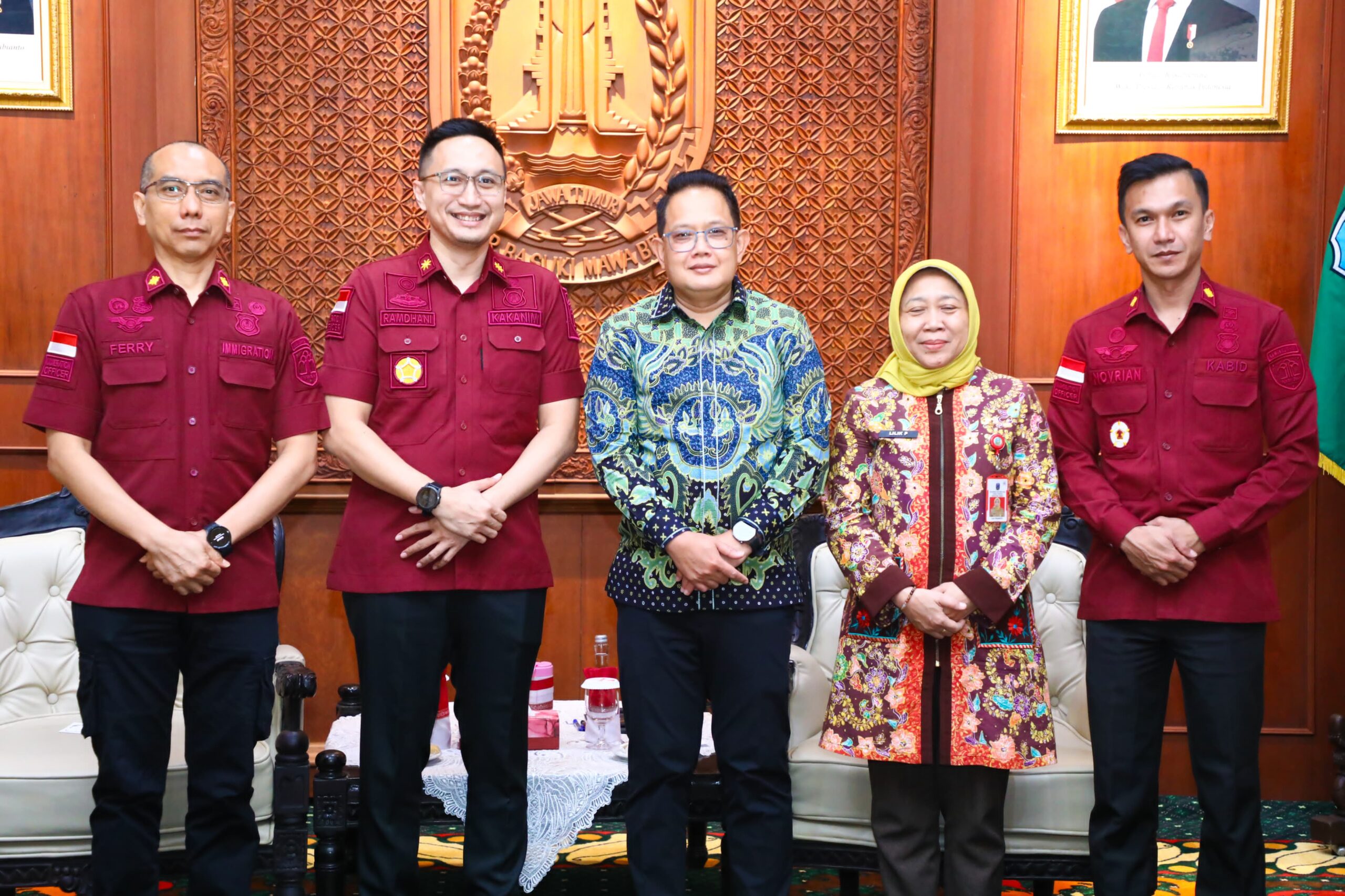 Pj Gubernur Jatim Gagas dalam Layanan Passport On Board untuk Jamaah Haji dan Umrah