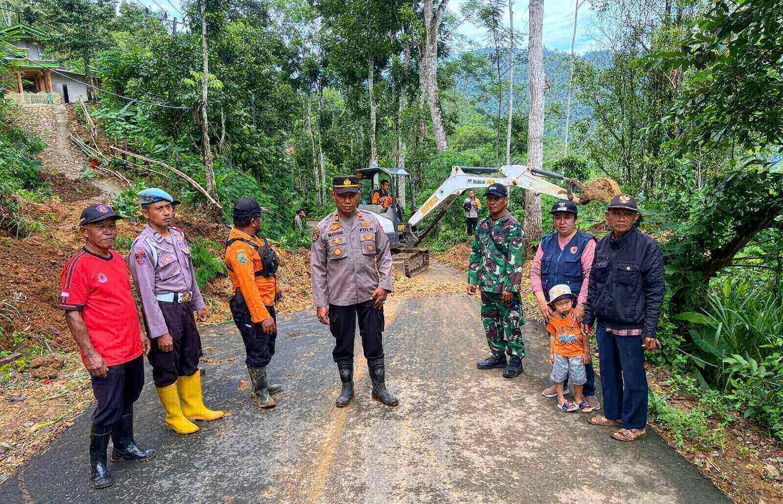 Sinergi TNI-Polri dan BPBD Trenggalek Buka Jalan Penghubung Pule