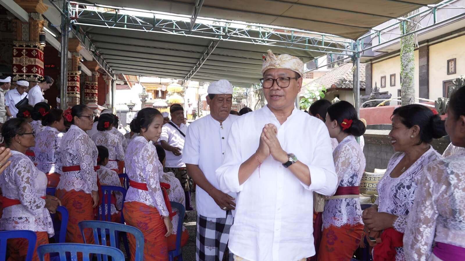 Melaspas Balai Banjar Adat Dangin Pangkung Kekeran