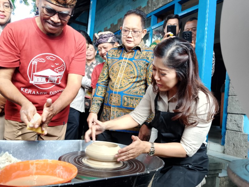 Menkomdigi Meutya Hafid Dorong Digitalisasi Kampung Wisata Keramik Dinoyo