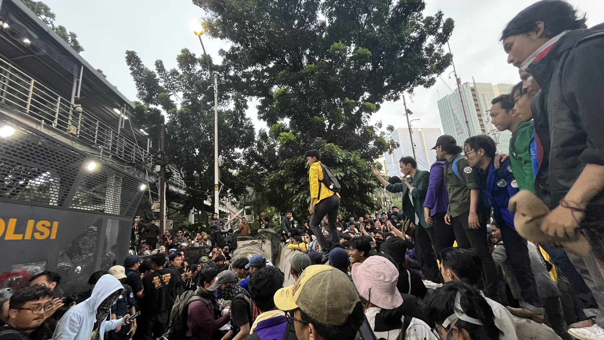 Ini 4 Tuntutan Massa Aksi 'Indonesia Gelap' di Surabaya Hari Ini