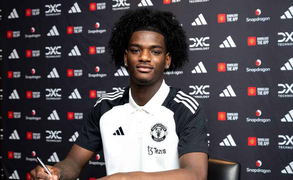 Bek muda Arsenal bangga gabung Manchester United