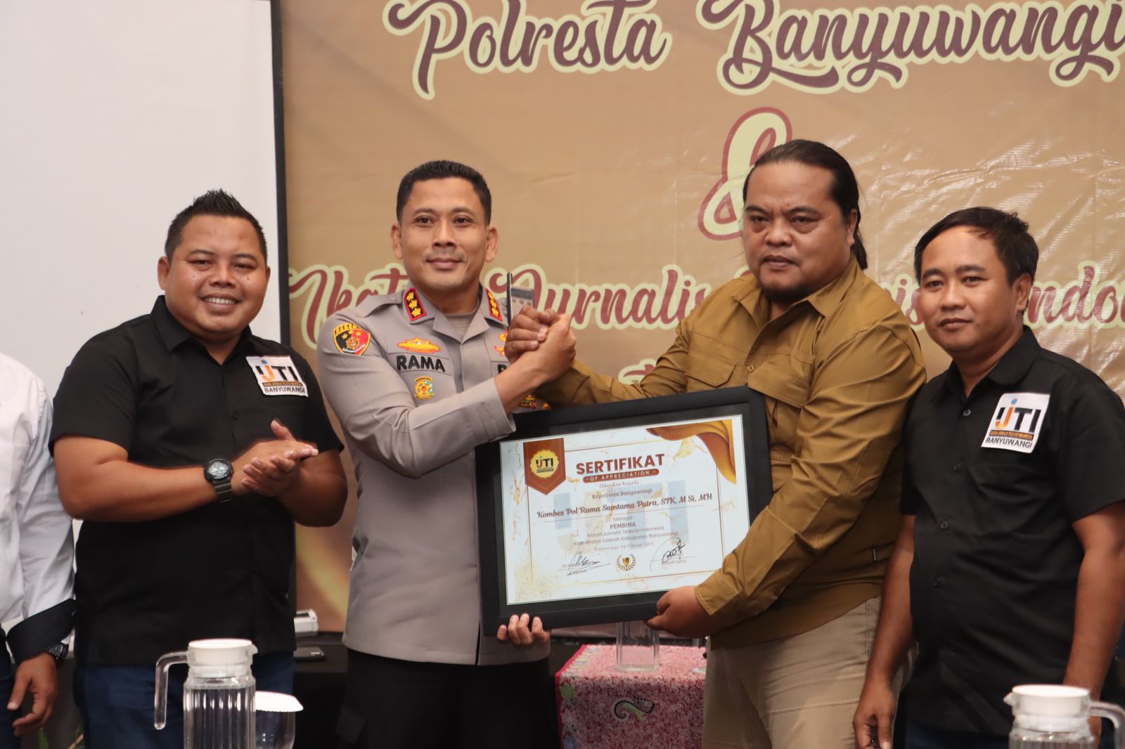 Kapolresta Banyuwangi Terima Penghargaan IJTI