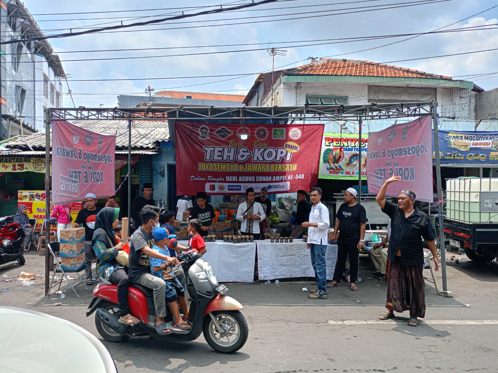 Meriahkan Haul Agung Ke-548 Sunan Ampel, Komunitas Jawara Gratiskan Kopi, Teh, dan Mie Instan