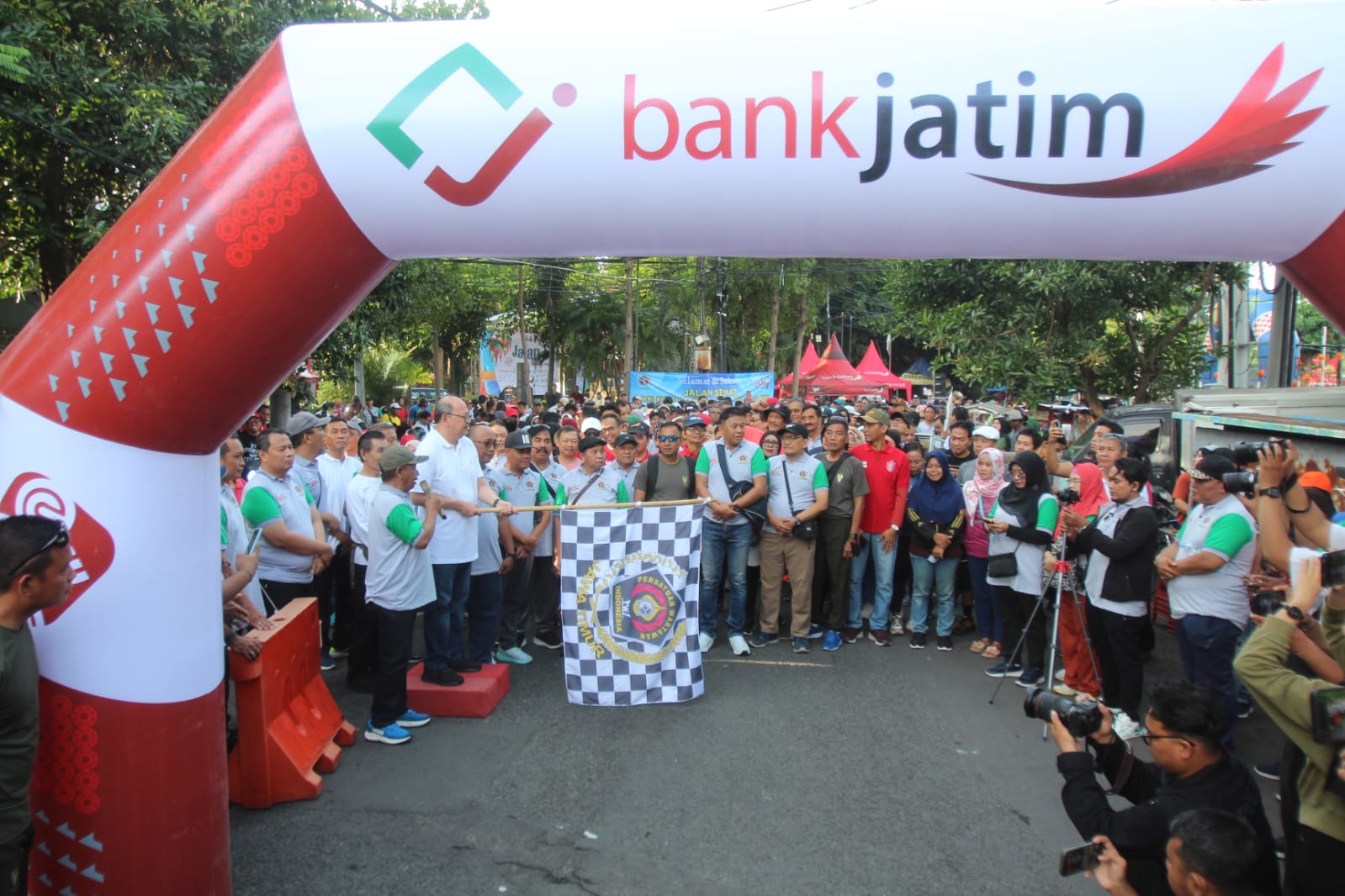 Ribuan Orang Ikuti 'Jalan Sehat Bersama Wartawan' PWI Jatim