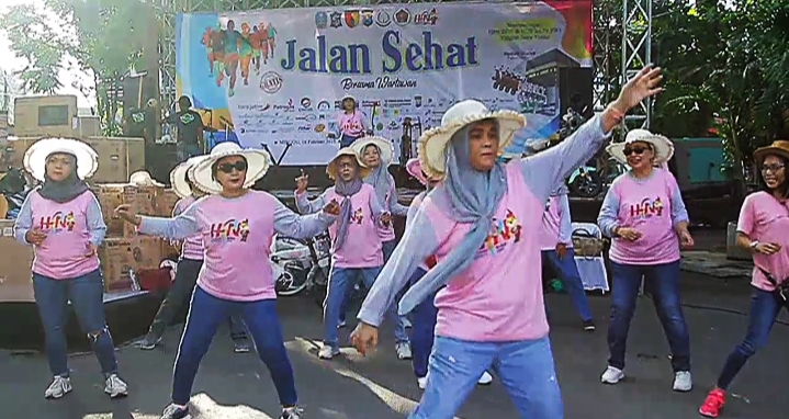 Lane dance IKWI Meriahkan Jalan Sehat HPN 2025 PWI Jatim
